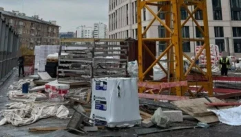 Рабочий погиб после падения с крана на стройке на севере Москвы