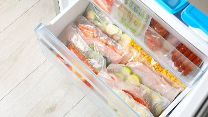 Какие продукты нельзя вакуумировать: список опасных для хранения заготовок