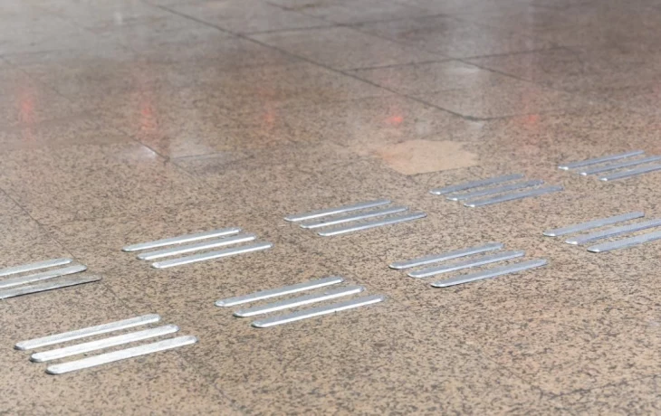 Указатели для слабовидящих пассажиров начали устанавливать в столичном метро Указатели для слабовидящих пассажиров начали устанавливать в столичном метро