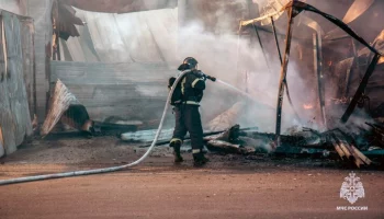 Спасатели потушили пожар в производственном здании в Краснодаре