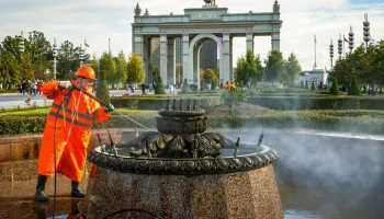 Фонтаны на Центральной аллее ВДНХ подготовили к зиме