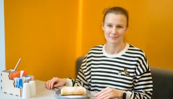 Из сырного теста и с мясной начинкой: необычные рецепты вафель, которые можно попробовать в Москве