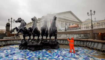 Подготовка к зиме началась на фонтанном комплексе Манежной площади в Москве