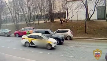 Полиция задержала водителя после стрельбы по таксисту в центре Москвы