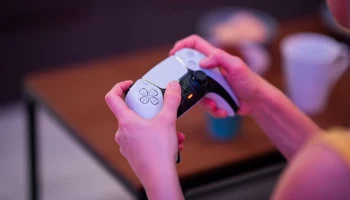 Девочка перевела мошенникам 300 тыс руб ради покупок в онлайн-игре &ndash; "Известия"