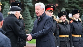 Собянин поздравил москвичей с 84-й годовщиной военного парада на Красной площади Собянин поздравил москвичей с 84-й годовщиной военного парада на Красной площади