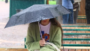 Москвичей предупредили о ливне с грозой и усилением ветра до 15 метров в секунду