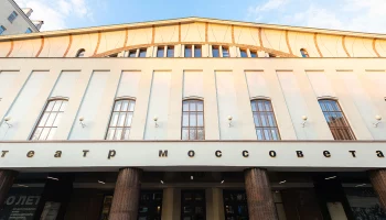 РЕН ТВ: Около десяти человек застряли в лифте в Театре имени Моссовета
