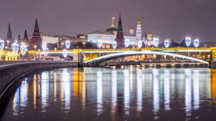 Девять столичных мостов украсили к Новому году и Рождеству