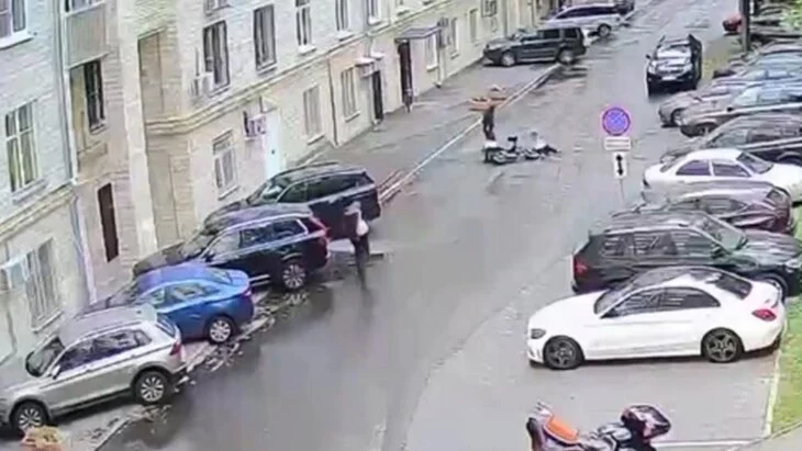 Неизвестный на электровелосипеде сбил пожилую женщину на Ленинском проспекте Неизвестный на электровелосипеде сбил пожилую женщину на Ленинском проспекте