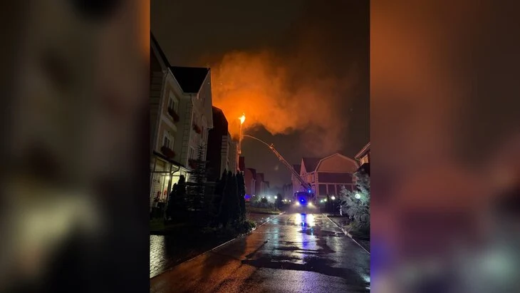 Два частных дома загорелись в Подмосковье после удара молнии Два частных дома загорелись в Подмосковье после удара молнии