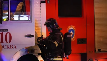 Автосервис загорелся в Москве на площади 500 квадратных метров