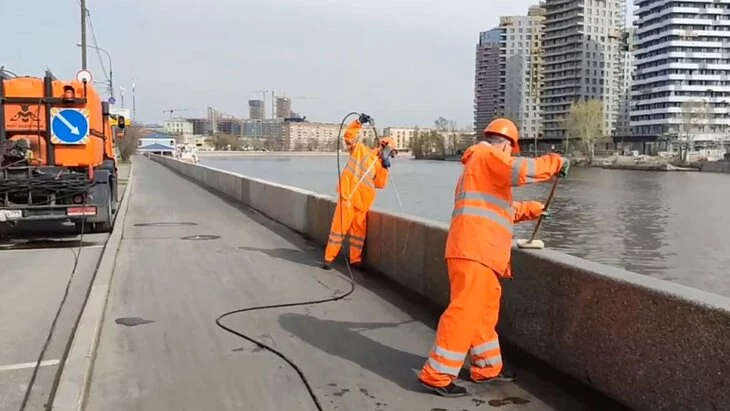 Павелецкую набережную промыли после зимы в Москве