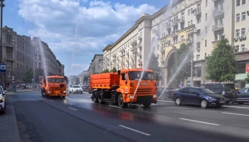 Коммунальщики в Москве стали чаще поливать дороги и проводить аэрацию воздуха из-за жары