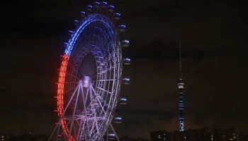 Колесо обозрения "Солнце Москвы" окрасится в красный цвет в честь 1 Мая