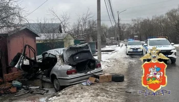 Четыре человека пострадали при столкновении автомобиля с забором в Подмосковье