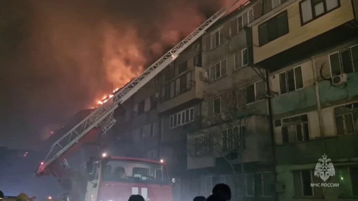 В Дагестане загорелась крыша двух жилых домов на площади 500 "квадратов"