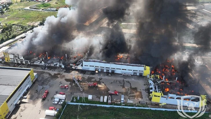 Пожарные ликвидировали открытый огонь на складе в Подмосковье Пожарные ликвидировали открытый огонь на складе в Подмосковье