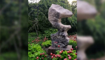 Выставку природных каменных скульптур можно посетить в "Аптекарском огороде"