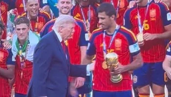 Трамп вручил сборной Испании Кубок мира за победу на ЧМ-2026