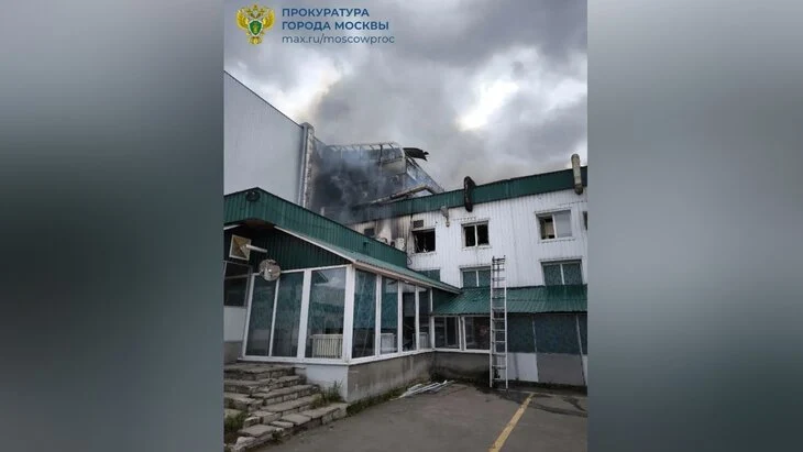 Площадь пожара в хостеле на востоке Москвы выросла до 450 "квадратов" Площадь пожара в хостеле на востоке Москвы выросла до 450 "квадратов"