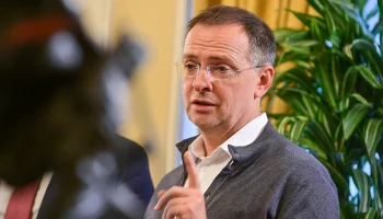 Мединский перед вылетом в Россию два часа тайно общался с неизвестным в отеле