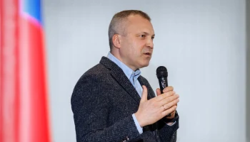 Евгений Попов поздравил мам Можайского района с 8 Марта