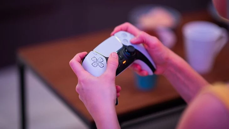 Девочка перевела мошенникам 300 тыс руб ради покупок в онлайн-игре – "Известия" Девочка перевела мошенникам 300 тыс руб ради покупок в онлайн-игре – "Известия"