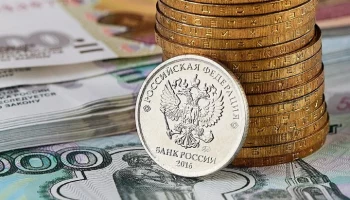 Эксперт назвал католический праздник причиной колебания курса рубля