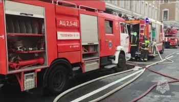 Дом страхового общества "Россия" загорелся на Сретенском бульваре