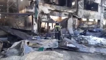 Склад цеха загорелся в Якутии на площади 1,2 тыс "квадратов"