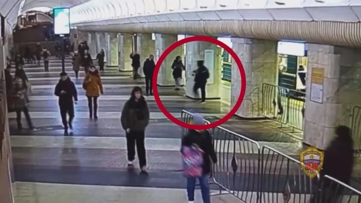 В Москве арестовали женщину, проехавшую на сцепке вагонов поезда метро В Москве арестовали женщину, проехавшую на сцепке вагонов поезда метро
