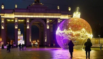 Территорию ВДНХ украсили в рамках проекта "Зима в Москве"