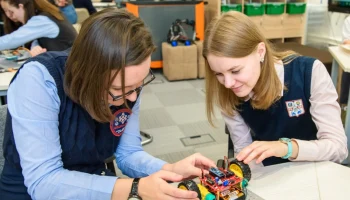 Собянин: Около 10,4 тысячи московских старшеклассников учатся в ИТ-классах