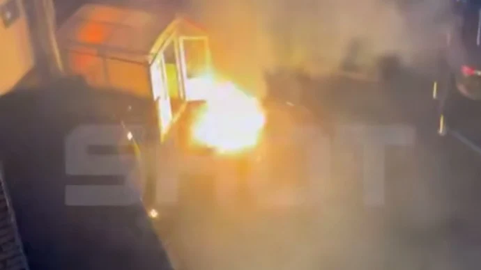 Shot: Моноколесо взорвалось и загорелось около жилого дома в Петербурге Shot: Моноколесо взорвалось и загорелось около жилого дома в Петербурге