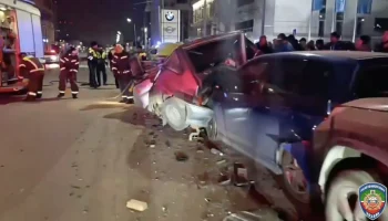 Три человека погибли после наезда автомобиля на бетонное ограждение в Казани Три человека погибли после наезда автомобиля на бетонное ограждение в Казани