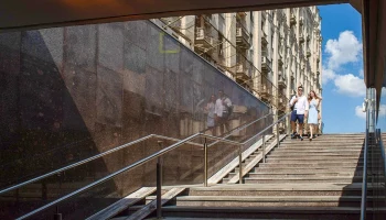 Более восьми тысяч &laquo;квадратов&raquo; гранитных лестниц отремонтировали в Москве