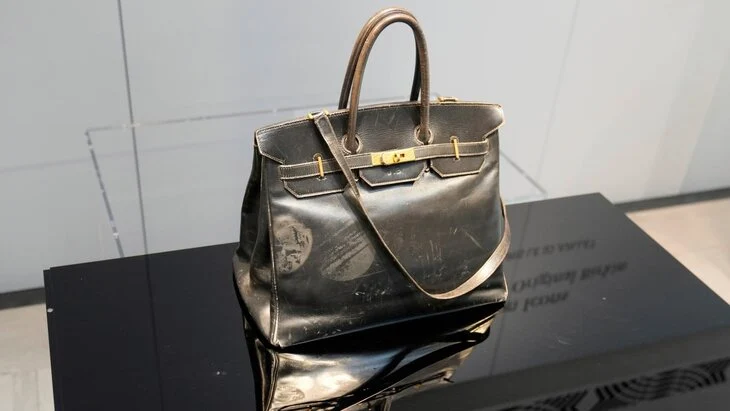 Сумка Hermes актрисы Джейн Биркин продана на аукционе за 8,6 млн евро Сумка Hermes актрисы Джейн Биркин продана на аукционе за 8,6 млн евро
