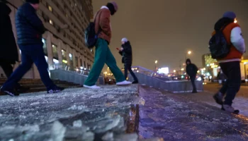 Штормовое предупреждение объявили в Москве из-за ледяного дождя