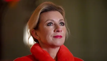 Захарова связала заявления Макрона о России с перепадами давления