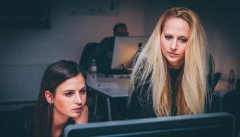 В России хотят запретить выплачивать на руки зарплату ниже МРОТ. Как это будет работать