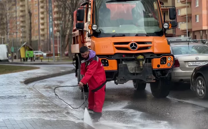 Дворы и фасады домов продолжают приводить в порядок в Москве после зимы Дворы и фасады домов продолжают приводить в порядок в Москве после зимы
