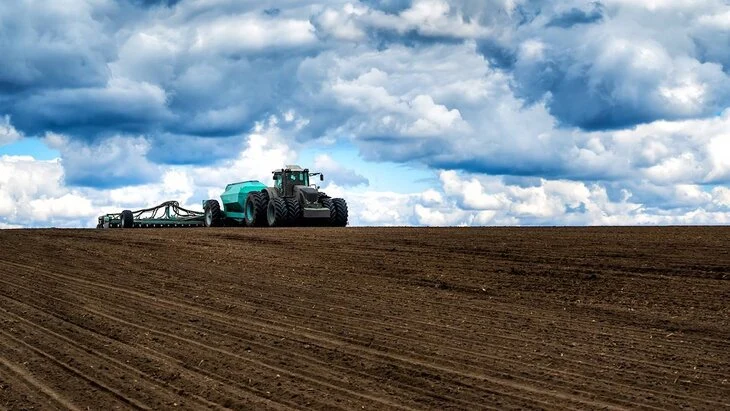 Трактор подорвался на мине в поле в Белгородской области Трактор подорвался на мине в поле в Белгородской области