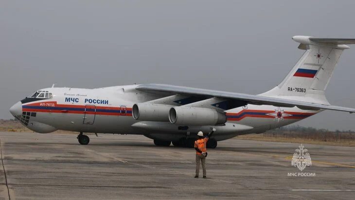 Два борта МЧС РФ приземлились в Бендер-Аббасе после взрыва в порту Два борта МЧС РФ приземлились в Бендер-Аббасе после взрыва в порту