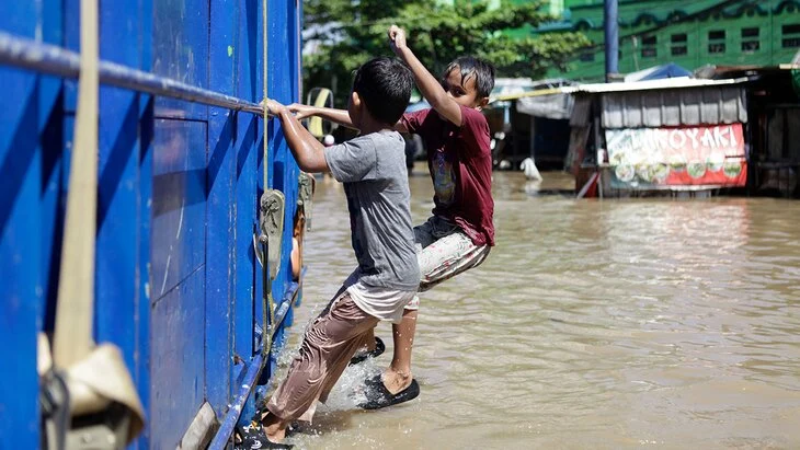 Более 900 человек погибли от наводнений и оползней в Индонезии Более 900 человек погибли от наводнений и оползней в Индонезии