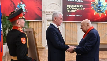 Собянин вручил депутату Ресину знак «Почетный гражданин города Москвы» Собянин вручил депутату Ресину знак «Почетный гражданин города Москвы»