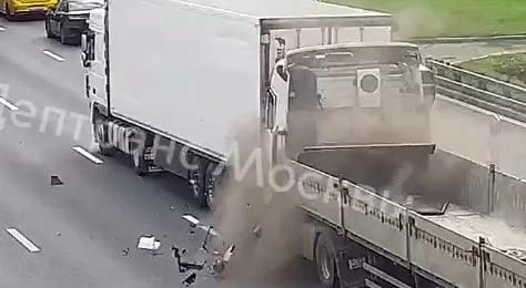 Видео с моментом столкновения двух грузовиков на МКАД появилось в Сети Видео с моментом столкновения двух грузовиков на МКАД появилось в Сети