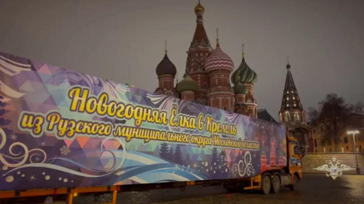 Главную новогоднюю елку страны привезли в Кремль Главную новогоднюю елку страны привезли в Кремль
