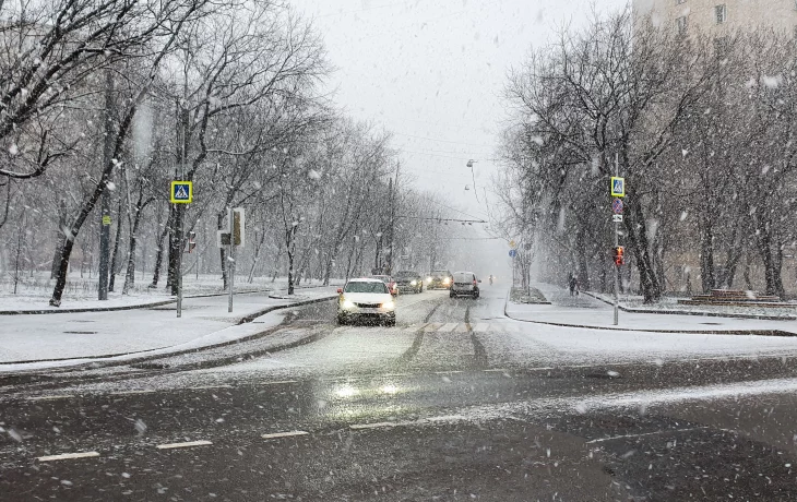 Московских водителей призвали соблюдать дистанцию из-за снегопада 26 января