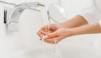 Плановые отключения горячей воды начались в Москве